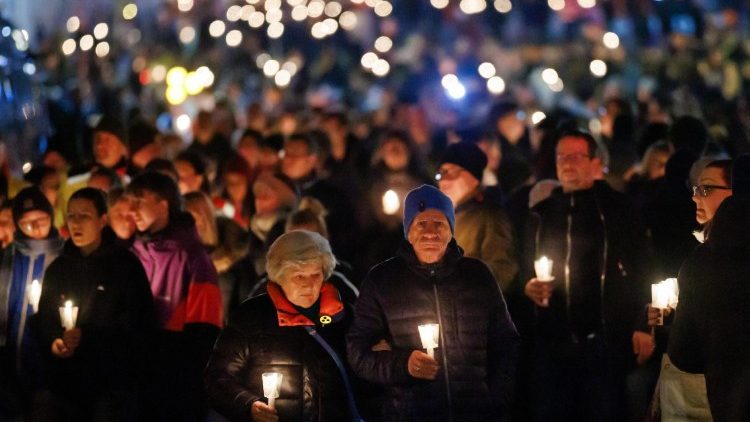 An dem Gedenken zum ersten Jahrestag des Anschlages nahmen zahlreiche Menschen teil