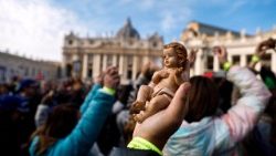 വെഞ്ചരിപ്പിക്കാനായി കൊണ്ടുവന്ന ഉണ്ണിയേശുവിന്റെ രൂപം