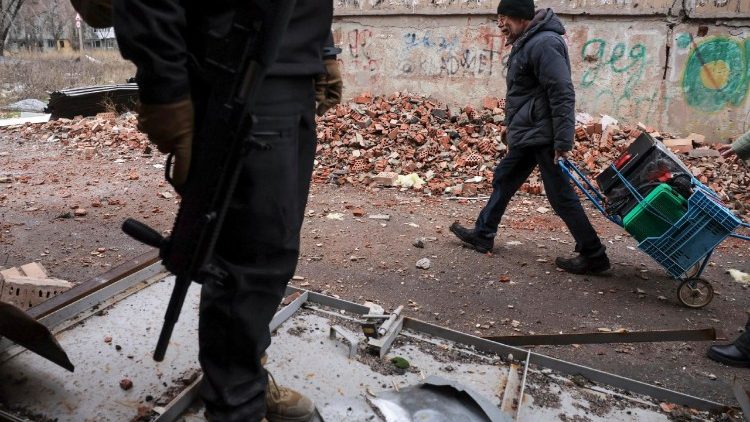 Uma foto divulgada pelo servi&ccedil;o de imprensa da 24&ordf; Brigada Mecanizada das For&ccedil;as Armadas da Ucr&acirc;nia em 22 de dezembro de 2025 mostra um morador local passando por um militar na cidade danificada de Kostiantynivka, na regi&atilde;o de Donetsk, Ucr&acirc;nia, em 20 de dezembro de 2025, em meio &agrave; invas&atilde;o russa em curso. EPA/PRESS SERVICE OF THE 24 MECHANIZED BRIDGE