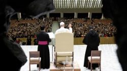 Leó pápa köszönti a Vatikán alkalmazottait 