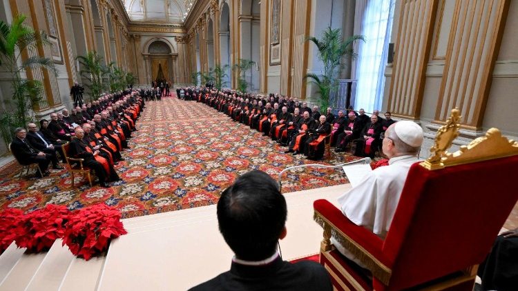 A Római Kúria tagjai az Áldások termében Leó pápával 