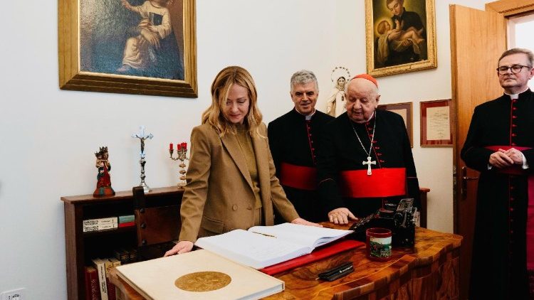 Джорджа Мелоні падчас візіту ў музей Яна Паўла ІІ