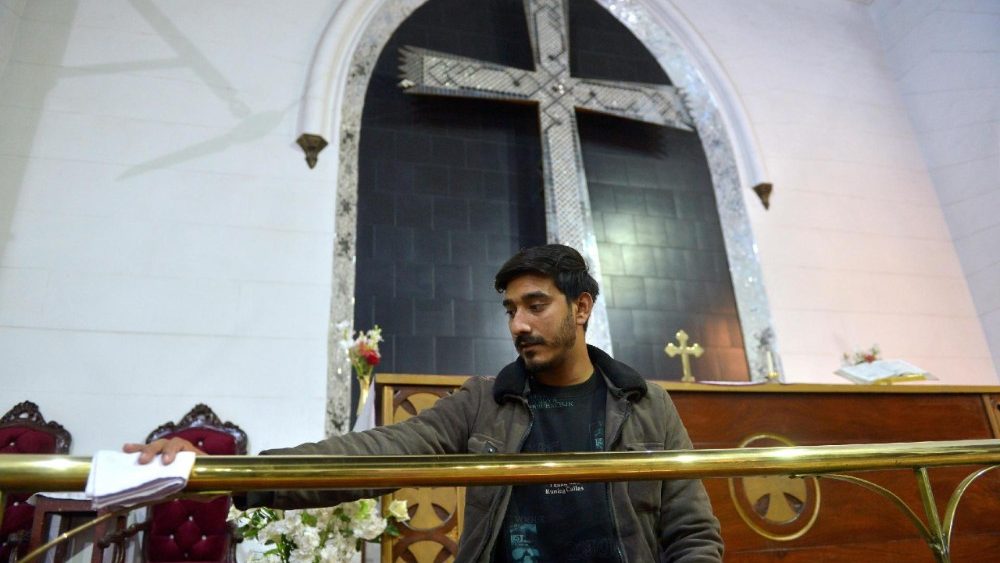 Um homem cristão paquistanês limpa o interior da Catedral de São João, em Peshawar, Paquistão, antes das celebrações de Natal, em 23 de dezembro de 2025. Ao redor do mundo, bilhões de pessoas celebram o Natal anualmente em 25 de dezembro para comemorar o nascimento de Jesus Cristo. EPA/BILAWAL ARBAB