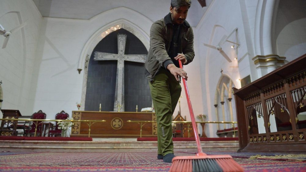 Um homem cristão paquistanês limpa o interior da Catedral de São João, em Peshawar, Paquistão, antes das celebrações de Natal, em 23 de dezembro de 2025. EPA/BILAWAL ARBAB