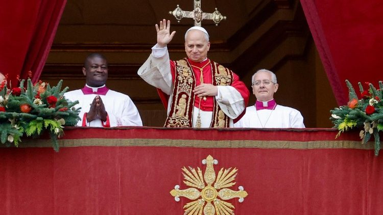Papa Leone alla Loggia delle Benedizioni di San Pietro per l'Urbi et orbi