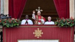 ലിയോ പതിനാലാമൻ പാപ്പാ വത്തിക്കാനിലെ വിശുദ്ധ പത്രോസിന്റെ ബസലിക്കയുടെ മുന്നിലുള്ള മട്ടുപ്പാവിൽനിന്ന്  "ഉർബി എത് ഓർബി" ആശീർവാദം നൽകുന്നു.