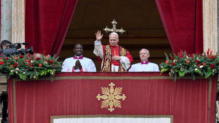 वाटिकन के झरोखे में संत पापा लियो