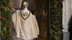 Bezárulnak a Szent Kapu szárnyai 