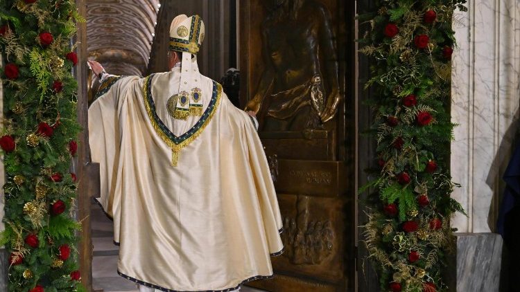 Bezárulnak a Szent Kapu szárnyai 