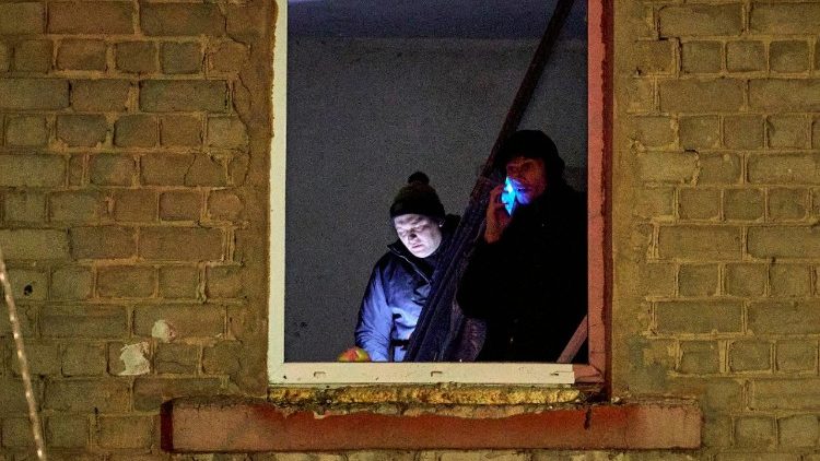 Moradores locais inspecionam seu apartamento danificado perto do local de um ataque com bomba planadora russa em um distrito central de Kharkiv, no nordeste da Ucr&acirc;nia, em 26 de dezembro de 2025, em meio &agrave; invas&atilde;o russa. Pelo menos duas pessoas morreram e seis ficaram feridas, incluindo uma m&atilde;e e seu beb&ecirc; de seis meses, informou o Servi&ccedil;o Estatal de Emerg&ecirc;ncia da Ucr&acirc;nia. EPA/SERGEY KOZLOV