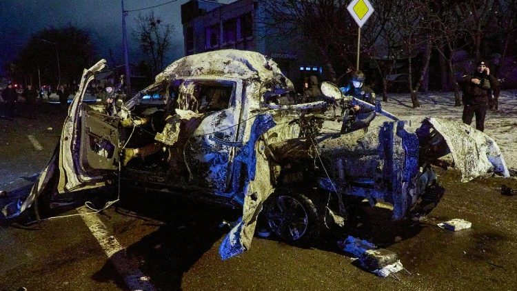 Um carro civil danificado &eacute; visto perto do local de um ataque com bomba planadora russa em um distrito central de Kharkiv, no nordeste da Ucr&acirc;nia, em 26 de dezembro de 2025, durante a invas&atilde;o russa. Pelo menos duas pessoas morreram e seis ficaram feridas, incluindo uma m&atilde;e e seu beb&ecirc; de seis meses, informou o Servi&ccedil;o Estatal de Emerg&ecirc;ncia da Ucr&acirc;nia. EPA/SERGEY KOZLOV