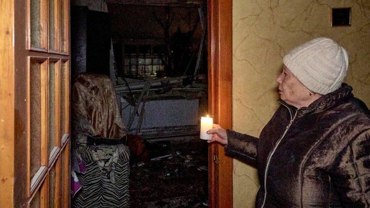 Uma moradora local inspeciona seu apartamento danificado perto do local de um ataque com bomba planadora russa em um distrito central de Kharkiv, no nordeste da Ucr&acirc;nia, em 26 de dezembro de 2025, em meio &agrave; invas&atilde;o russa. Pelo menos duas pessoas morreram e seis ficaram feridas, incluindo uma m&atilde;e e seu beb&ecirc; de seis meses, informou o Servi&ccedil;o Estatal de Emerg&ecirc;ncia da Ucr&acirc;nia. EPA/SERGEY KOZLOV