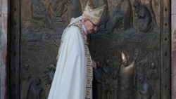 Chiusura della Porta Santa di San Paolo fuori le Mura a Roma