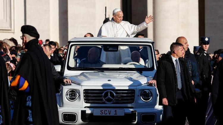 विश्वासियों का अभिवादन करते हुए संत पापा लियो