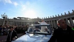 Il Papa in Piazza San Pietro per l'ultima udienza generale del 2025