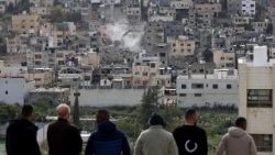 Cisgiordania, palestinesi osservano le ruspe demolire il campo profughi di Nur Shams