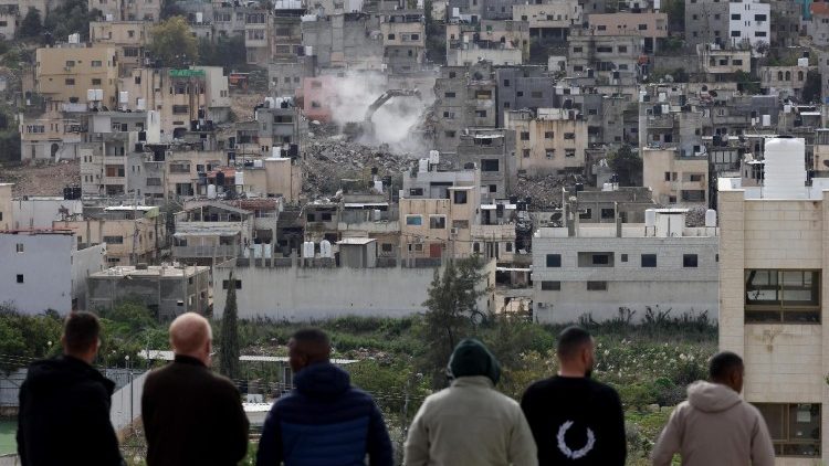 Cisgiordania, palestinesi osservano le ruspe demolire il campo profughi di Nur Shams