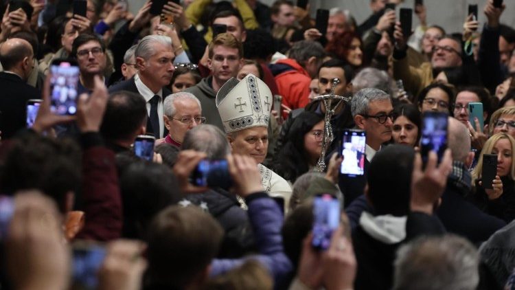 Des fid&egrave;les pr&eacute;sents dans la basilique Saint-Pierre de Rome