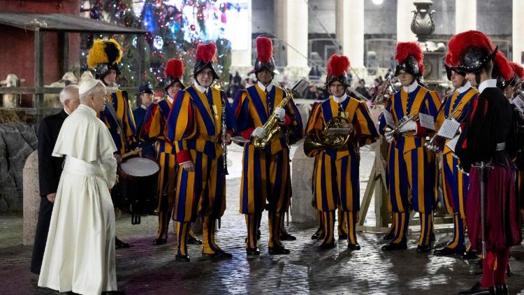 स्वीस गार्ड से मिलते पोप लियो