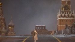 Um homem caminha na Praça Vermelha em Moscou, Rússia, em 31 de dezembro de 2025.