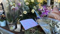 Blumen und Karten gegenüber der Bar Le Constellation in Crans-Montana, in der es zu dem verheerenden Brand gekommen ist