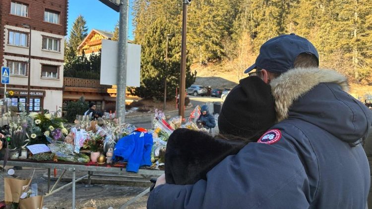 Crans Montana, fiori e messaggi di fronte al bar Le Constellation
