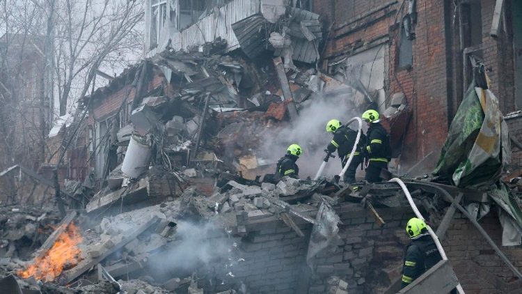 Le conseguenze dell'attacco russo su Kharkiv dove è stato bombardato un edificio residenziale