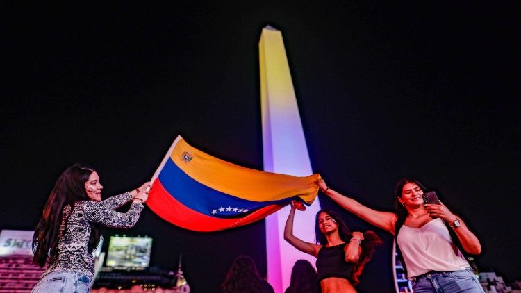 Venezuelané v Argentině oslavují Madurovo zatčení