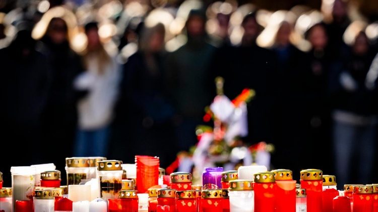Pessoas em luto se reúnem em torno de flores e velas para homenagear as vítimas do incêndio no bar e lounge "Le Constellation", em Crans-Montana, Suíça, em 4 de janeiro de 2026. Pelo menos 40 pessoas perderam a vida e mais de 100 ficaram gravemente feridas no incêndio que devastou o bar "Le Constellation" na véspera de Ano Novo, na estância de esqui de Crans-Montana, nos Alpes Suíços. EPA/JEAN-CHRISTOPHE BOTT