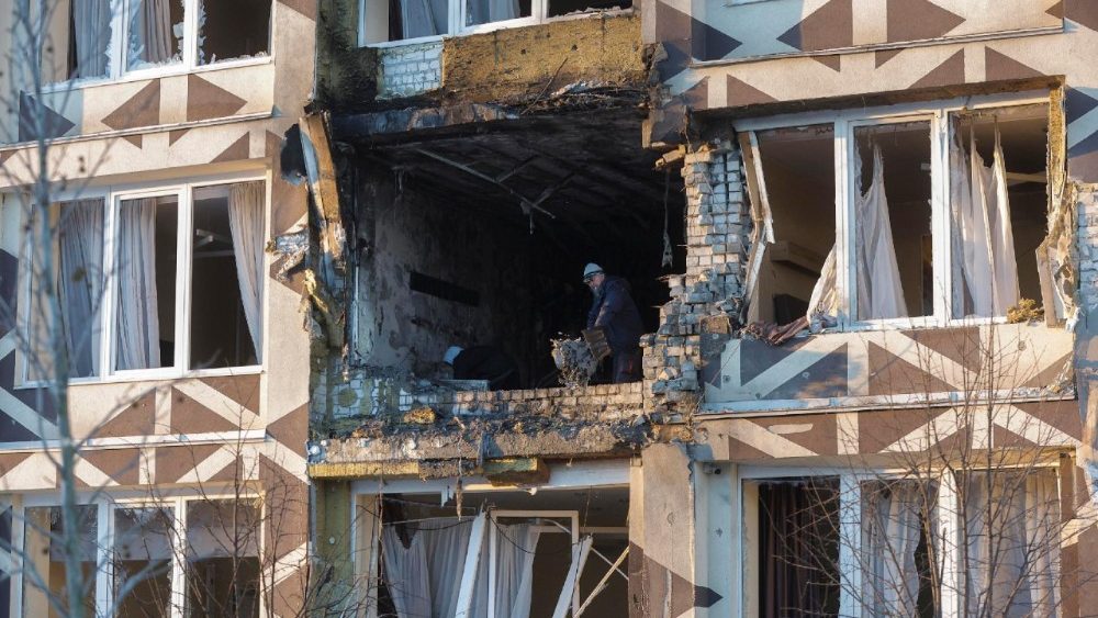 Ucranianos removem os destroços no local de um ataque de drone russo a uma clínica médica privada em Kiev, Ucrânia, em 5 de janeiro de 2026, em meio à invasão russa. Pelo menos uma pessoa morreu e três ficaram feridas em decorrência do ataque, segundo o Serviço Estatal de Emergência da Ucrânia. EPA/SERGEY DOLZHENKO   (ANSA)