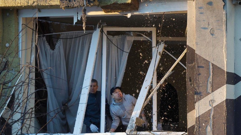 Ucranianos removem os destroços no local de um ataque de drone russo a uma clínica médica privada em Kiev, Ucrânia, em 5 de janeiro de 2026, em meio à invasão russa. Pelo menos uma pessoa morreu e três ficaram feridas em decorrência do ataque, segundo o Serviço Estatal de Emergência da Ucrânia. EPA/SERGEY DOLZHENKO