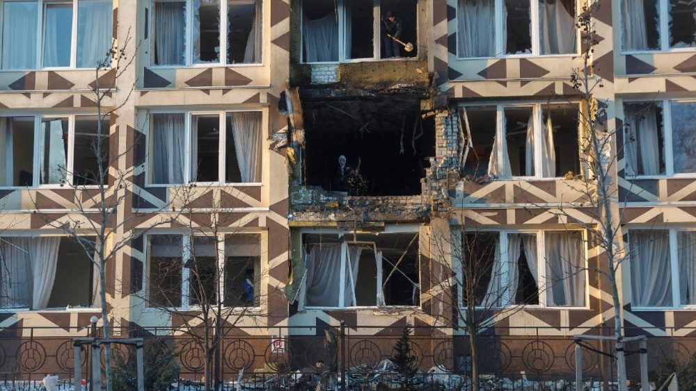 Ucranianos removem os destroços no local de um ataque de drone russo a uma clínica médica privada em Kiev, Ucrânia, em 5 de janeiro de 2026, em meio à invasão russa. Pelo menos uma pessoa morreu e três ficaram feridas em decorrência do ataque, segundo o Serviço Estatal de Emergência da Ucrânia. EPA/SERGEY DOLZHENKO