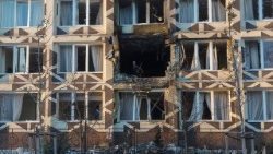 Ucranianos removem os destroços no local de um ataque de drone russo a uma clínica médica privada em Kiev, Ucrânia, em 5 de janeiro de 2026, em meio à invasão russa. Pelo menos uma pessoa morreu e três ficaram feridas em decorrência do ataque, segundo o Serviço Estatal de Emergência da Ucrânia. EPA/SERGEY DOLZHENKO