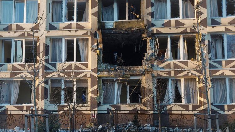 Ucranianos removem os destro&ccedil;os no local de um ataque de drone russo a uma cl&iacute;nica m&eacute;dica privada em Kiev, Ucr&acirc;nia, em 5 de janeiro de 2026, em meio &agrave; invas&atilde;o russa. Pelo menos uma pessoa morreu e tr&ecirc;s ficaram feridas em decorr&ecirc;ncia do ataque, segundo o Servi&ccedil;o Estatal de Emerg&ecirc;ncia da Ucr&acirc;nia. EPA/SERGEY DOLZHENKO