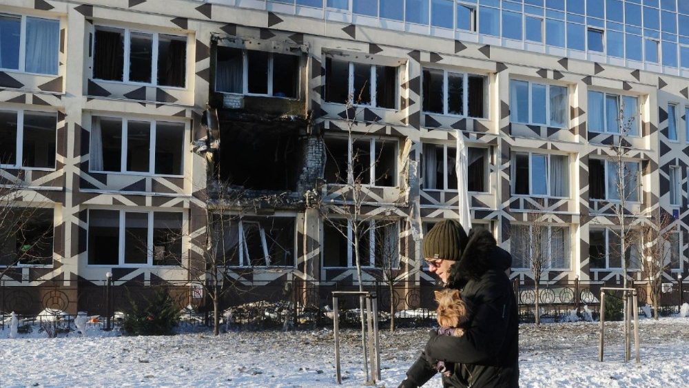 Um homem com um cachorro caminha perto do local de um ataque de drone russo a uma clínica médica particular em Kiev, Ucrânia, em 5 de janeiro de 2026, em meio à invasão russa. Pelo menos uma pessoa morreu e três ficaram feridas em decorrência do ataque, segundo o Serviço Estatal de Emergência da Ucrânia. EPA/SERGEY DOLZHENKO