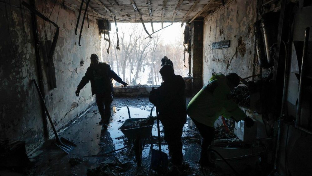 Ucranianos removem os destroços no local de um ataque de drone russo a uma clínica médica privada em Kiev, Ucrânia, em 5 de janeiro de 2026, em meio à invasão russa. Pelo menos uma pessoa morreu e três ficaram feridas em decorrência do ataque, segundo o Serviço Estatal de Emergência da Ucrânia. EPA/SERGEY DOLZHENKO