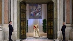 Csendes ima a küszöbön a Szent kapu bezárása előtt 