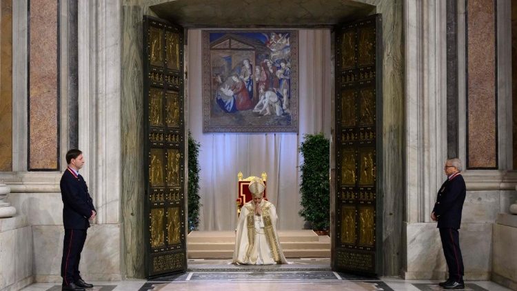 Csendes ima a küszöbön a Szent kapu bezárása előtt 