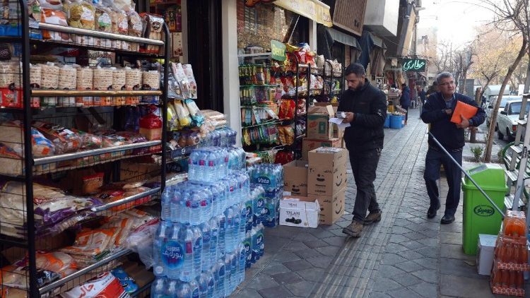 Alcuni negozi a Teheran: sono proprio i piccoli commercianti ad aver iniziato la protesta