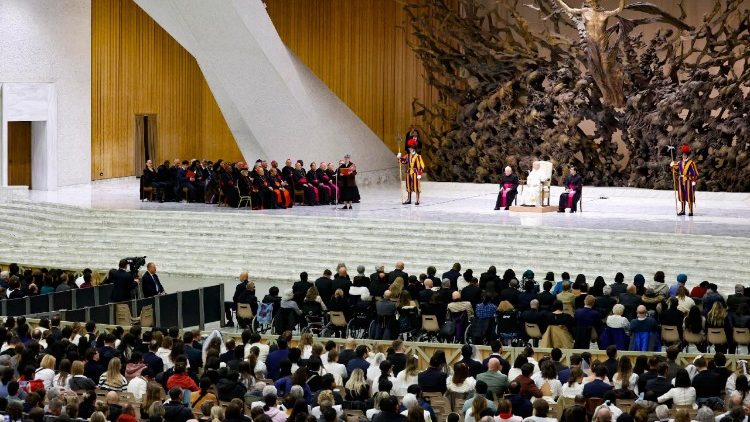Wegen der f&uuml;r r&ouml;mische Verh&auml;ltnisse derzeit kalten Temperaturen wurde die Generalaudienz diesen Mittwoch vom Petersplatz in die vatikanische Audienzhalle verlegt. 