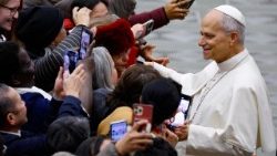 Papa Leone XIV in aula Paolo VI per l'udienza generale