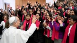 Papa Leone XIV in aula Paolo VI per l'udienza generale