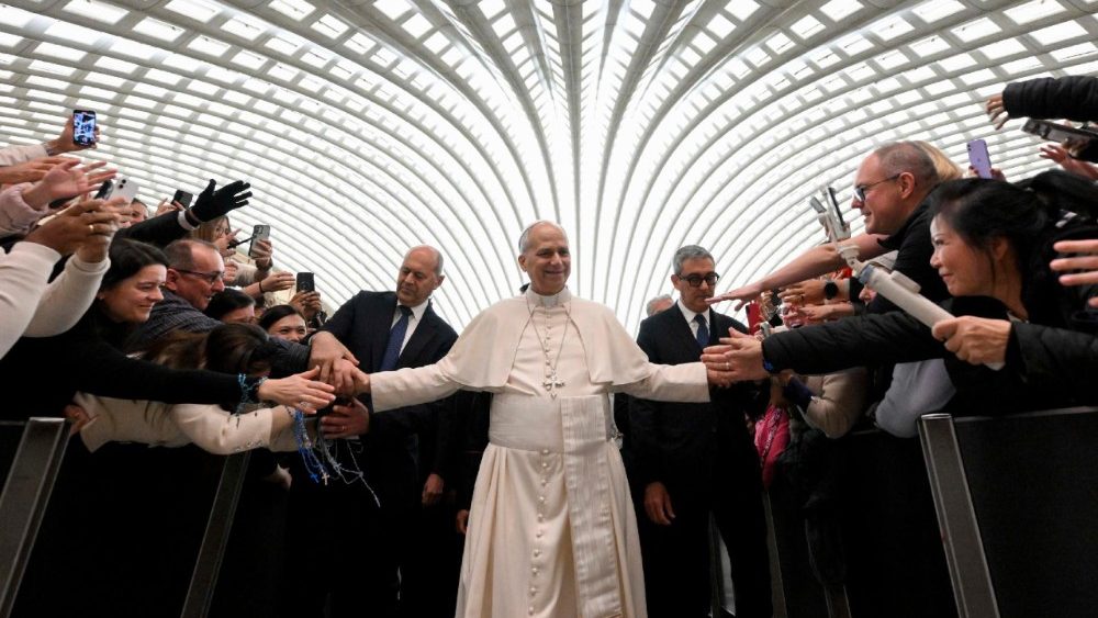 Papa Leone XIV in aula Paolo VI per l'udienza generale