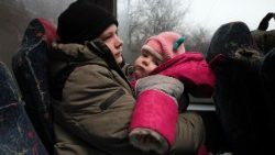 സുരക്ഷിതയിടത്തേക്ക് മാറാനുള്ള ശ്രമത്തിൽ ഒരമ്മയും കുഞ്ഞും - ഉക്രൈനിൽനിന്നുള്ള ഒരു ദൃശ്യം