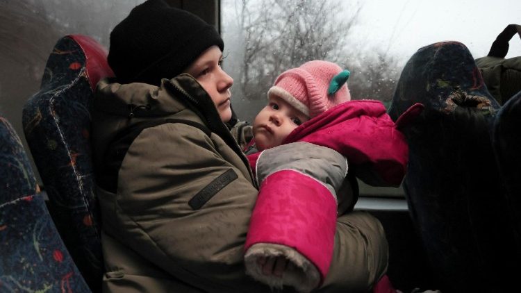 Oleksandr (C), de 4 anos, carrega sua irm&atilde; Myroslava, de nove meses, durante uma evacua&ccedil;&atilde;o na comunidade de Kushuhum, na regi&atilde;o de Zaporizhzhia, Ucr&acirc;nia, em 7 de janeiro de 2026. As autoridades ucranianas ordenaram a evacua&ccedil;&atilde;o obrigat&oacute;ria e for&ccedil;ada de mais de 3.000 crian&ccedil;as e suas fam&iacute;lias de 44 assentamentos na linha de frente nas regi&otilde;es de Zaporizhzhia e Dnipropetrovsk devido &agrave; intensifica&ccedil;&atilde;o dos bombardeios russos. As tropas russas entraram em territ&oacute;rio ucraniano em 24 de fevereiro de 2022, iniciando um conflito que provocou destrui&ccedil;&atilde;o e uma crise humanit&aacute;ria. EPA/OLEG MOVCHANIUK