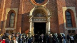 ಪವಿತ್ರ ದ್ವಾರದ ಕಡೆಗೆ ನಡೆಯುತ್ತಿರುವ ಯಾತ್ರಿಕರು