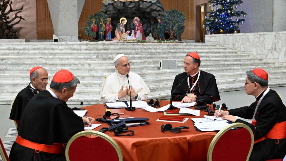 Papa Leone XIV e alcuni cardinali durante i lavori del Concistoro straordinario del 7 e 8 gennaio 2026 (foto d'archivio)
