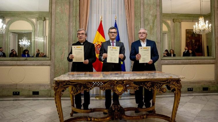 España y la Iglesia católica firman un acuerdo para indemnizar a las víctimas de abusos sexuales.