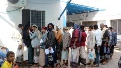 Personas haciendo fila para recibir ayuda en la ciudad de Adén