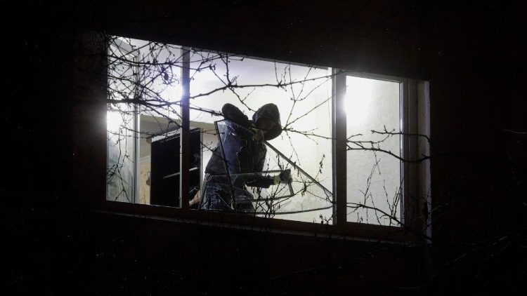 Um morador local limpa os destro&ccedil;os de uma janela danificada perto do local de um ataque de drone russo a um pr&eacute;dio residencial em Kiev, Ucr&acirc;nia, em 9 de janeiro de 2026, em meio &agrave; invas&atilde;o russa. Pelo menos tr&ecirc;s pessoas morreram e outras 16 ficaram feridas na cidade durante um ataque combinado russo na noite anterior, segundo a Administra&ccedil;&atilde;o Militar da Cidade de Kiev. EPA/SERGEY DOLZHENKO